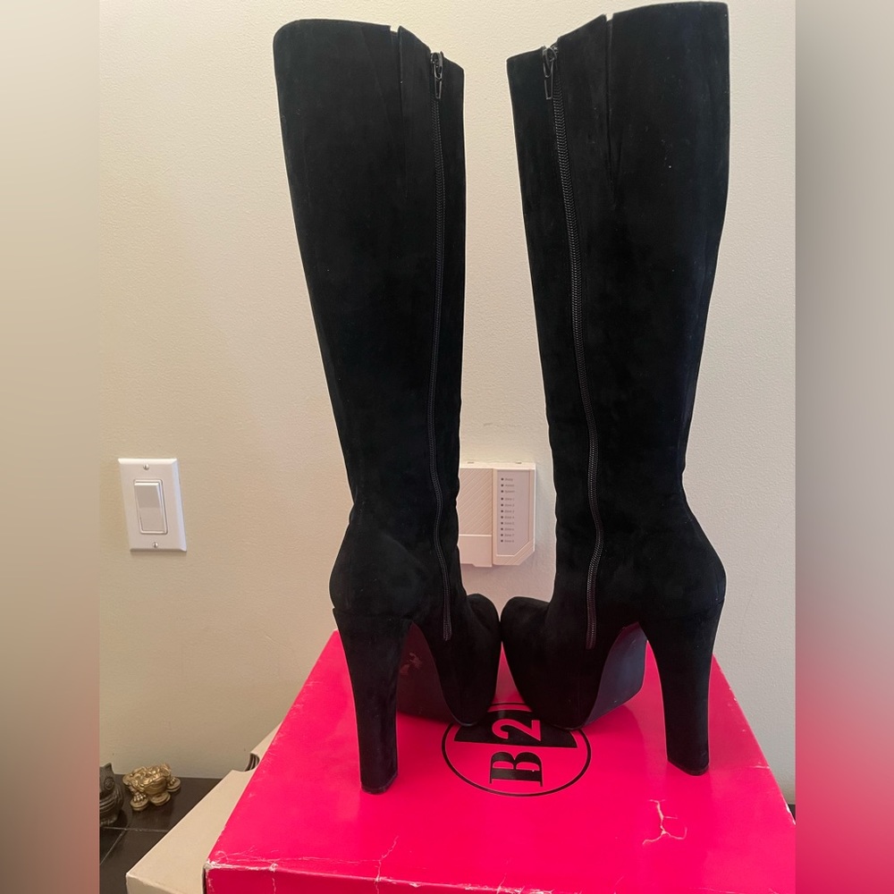 Sexy platform boots! Vegan. B2/Browns size 9. $40
